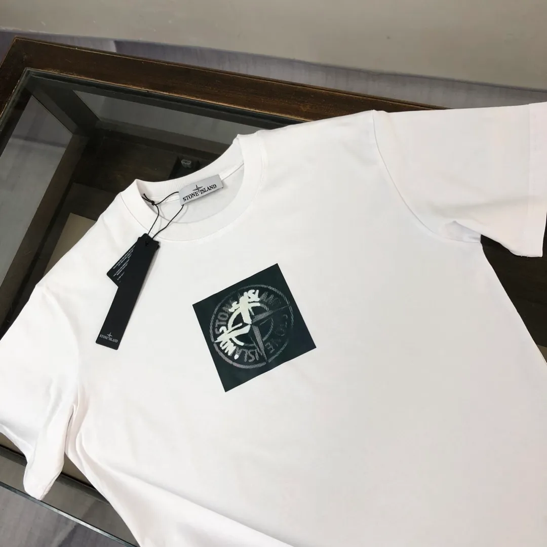 P180 Stone Island Stone Island 2025 latest T-shirt, couple style ~ Original order, stylish and casual short T-shirt, specially made of customized cotton fabric ~ Cotton T-shirt ~ Pre-washed to prevent deformation and shrinkage problem, more comfortable and breathable on the body ~ All available from stock ~ Unique design style, trendy must-have item, complete with three standards 👍 Color: black/white Size: S M L XL (larger version, please indicate your height and weight when placing an order)